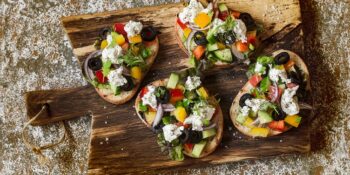 Bruschetta de pepino, tomate e azeitona