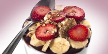 Açaí com morango, banana e granola