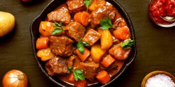 Carne de boi ensopada com batata e cenoura