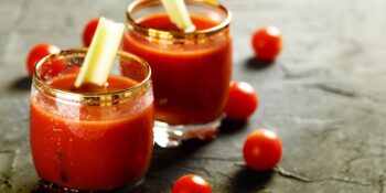 Suco temperado de tomate e aipo