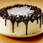 Esse bolo de chocolate com calda de café DESMANCHA na boca de tão leve