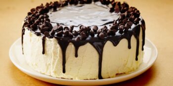 Bolo de chocolate com calda de café
