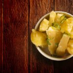 Receita de mandioca cozida com manteiga perfeita para o almoço preguiçoso