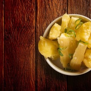 Receita de mandioca cozida com manteiga perfeita para o almoço preguiçoso