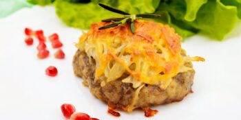Hambúrguer de porco com batata e queijo
