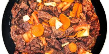 Carne refogada com cenoura e tomate