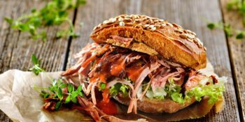 Sanduíche de carne de porco desfiada