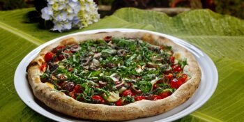 Pizza de tomate, azeitona e acelga