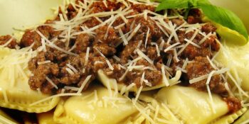 Ravioli com carne moída e tomate