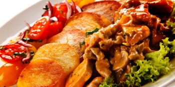 Iscas de carne com cogumelos e batata