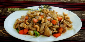 Iscas de frango, cenoura e castanha de caju