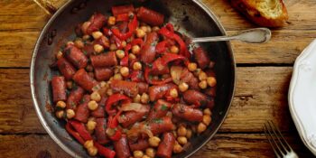 Linguiça frita com grão-de-bico