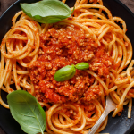 macarrão com carne moída e molho de tomate