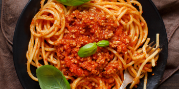 Macarrão com carne moída e molho de tomate