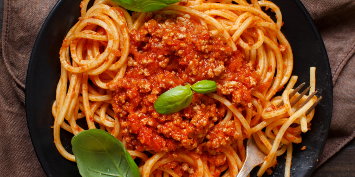 macarrão com carne moída e molho de tomate