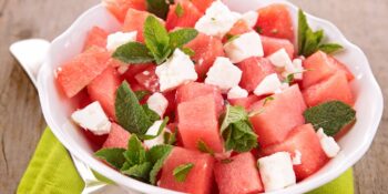 Salada de queijo minas melancia e hortelã