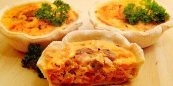 Mini quiche de cheddar e bacon
