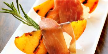 Aperitivo de nectarina grelhada e presunto de parma