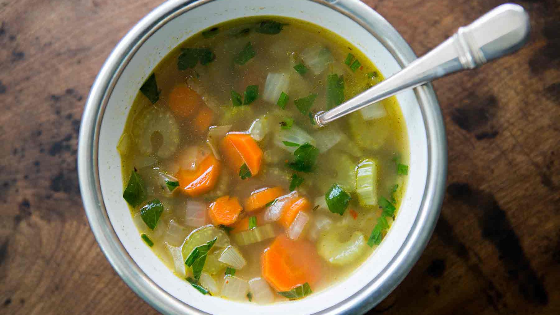Caldo de frango com repolho e cenoura