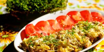 Ovos mexidos com atum e tomate