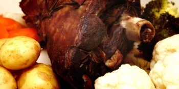 Pernil de carneiro assado