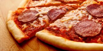 Pizza de calabresa e queijo