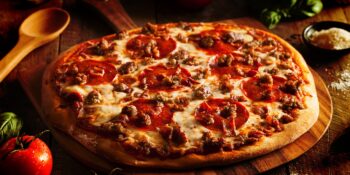 Pizza de tomate e carne moída