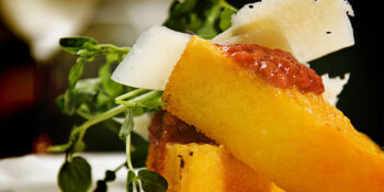 Polenta com molho de tomate