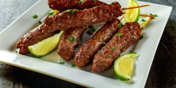 Espetinho de carne moída e bacon