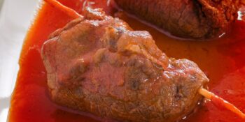 Bife rolê com manjericão e tomate seco