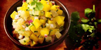 Salada de abacaxi, manga e cebola