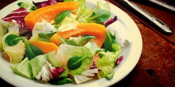Salada de abóbora, repolho e alface