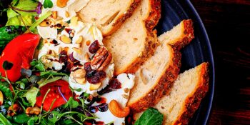 Salada de alface agrião e tomate com cream cheese