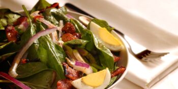 Salada de espinafre, bacon e cebola
