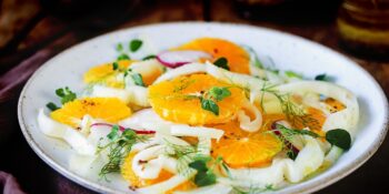 Salada de laranja, rabanete e queijo feta
