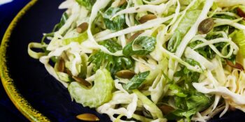 Salada de rúcula repolho e cebolinha
