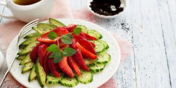 Salada de pepino, abacate e morango