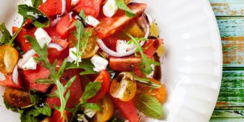 Salada de rúcula, melancia e tomate
