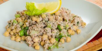 Salada de grão-de-bico e atum