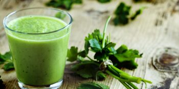 Suco detox de salsa, hortelã e pepino