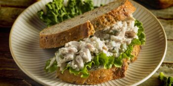 Sanduiche de salada de frango