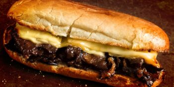 Sanduíche de carne e queijo