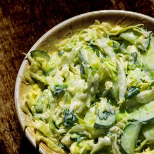 Salada de pepino e repolho com maionese para os almoços de domingo