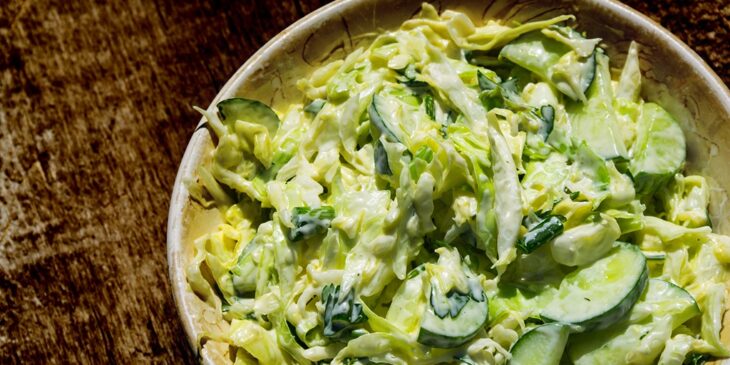 Salada de pepino e repolho com maionese para os almoços de domingo