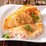 Crepe com molho branco bacon e queijo gourmet com poucos ingredientes