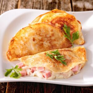 Crepe com molho branco bacon e queijo gourmet com poucos ingredientes
