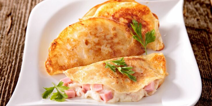 Crepe com molho branco bacon e queijo gourmet com poucos ingredientes