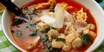 Sopa de espinafre, tomate e tortellini