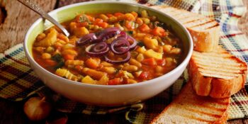 Sopa de feijão com aipo e cenoura