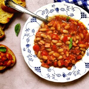 Deliciosa receita de Sopa de feijão, tomate e manjericão